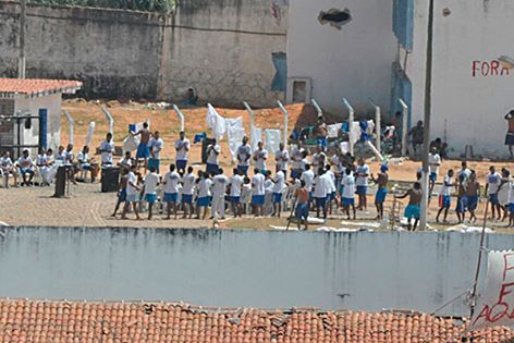 Tudo santo: depois da chacina, detentos de Alcaçuz fazem culto com violão e caixa de som
