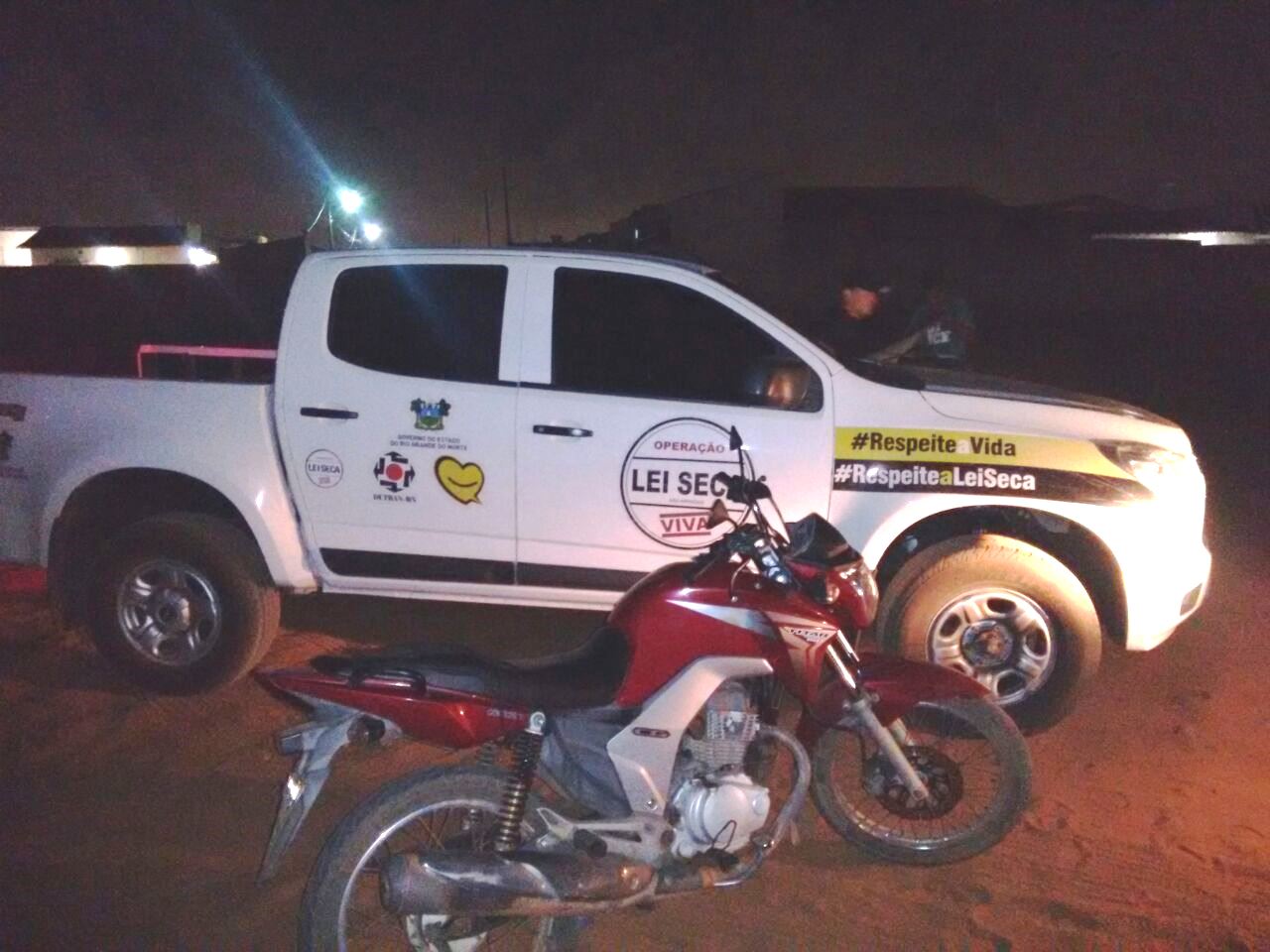 Operação Lei Seca reforça segurança no litoral e recupera moto roubada