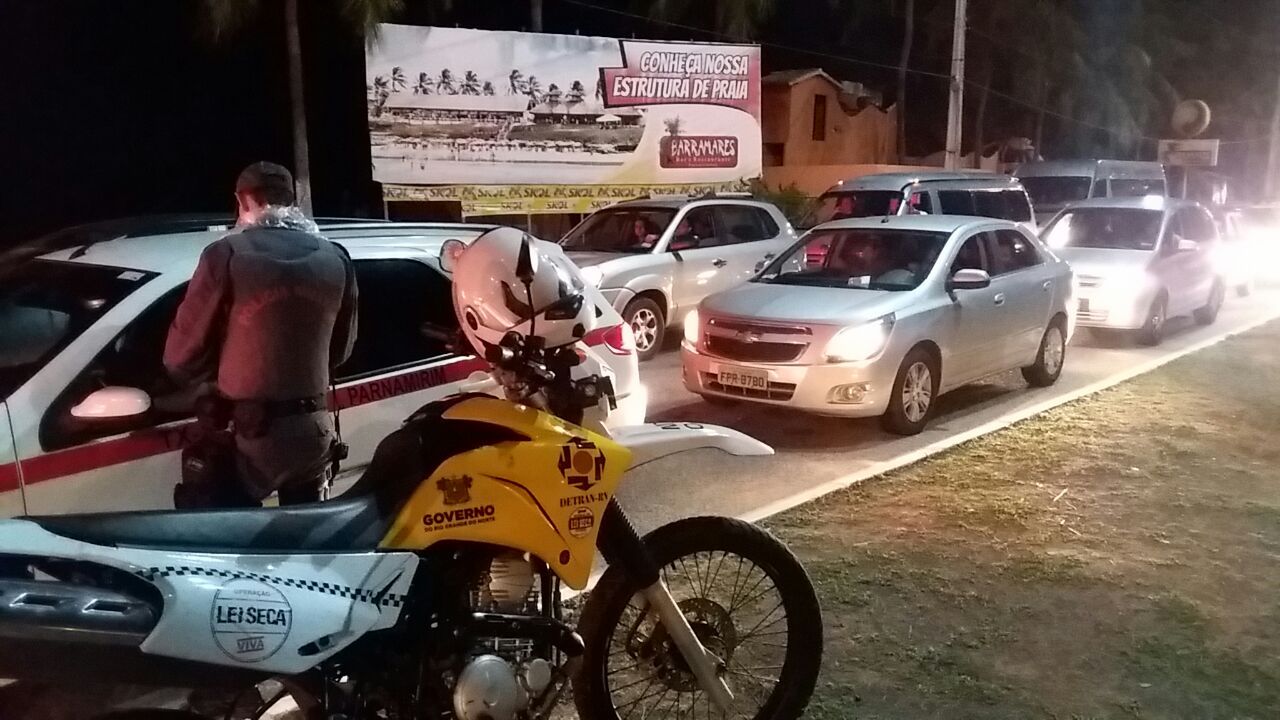 Operação Lei Seca fiscaliza 1.180 pessoas em blitzen realizadas em Pirangi