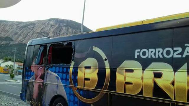 Ônibus do "Forrozão do Briola" é apedrejado e integrantes da banda agredidos em Santo Antônio (RN)