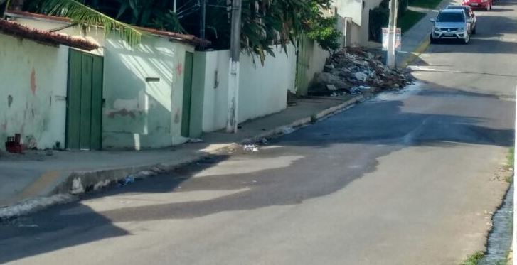 VÍDEO: veranistas de Pirangi acusam condomínio “Terraços de Pirangi” de jogar esgoto na praia
