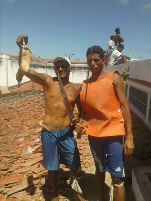 Imagens chocantes: selvageria toma conta de Alcaçuz nesta quinta-feira e presos exibem corpos decepados como troféu de guerra