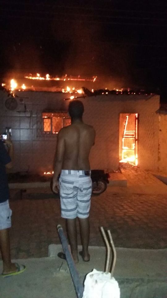 Em Mossoró (RN), criminosos incendiaram residência na noite desta sexta-feira