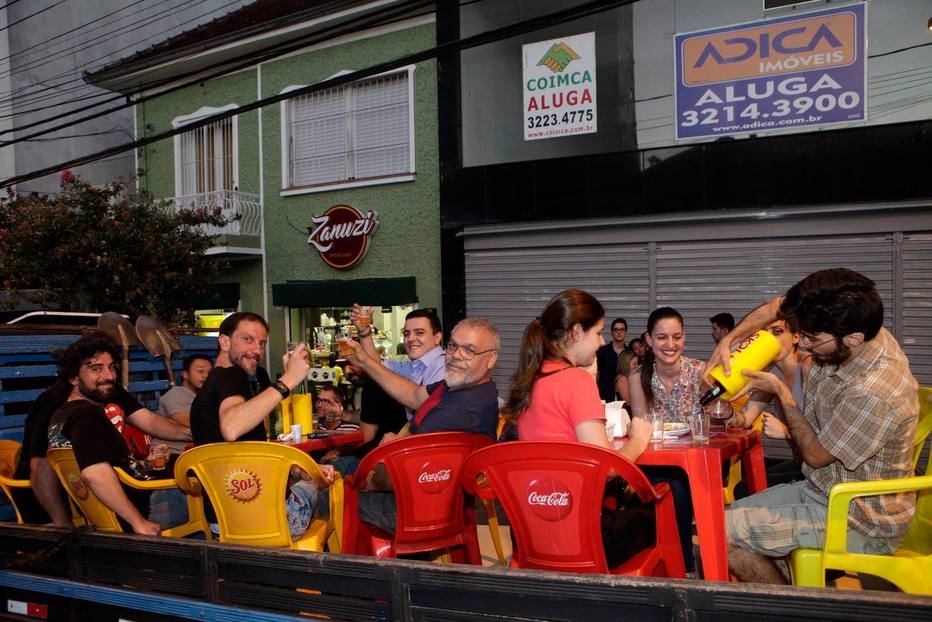 Após colocar mesas sobre caminhões, restaurante ganha licença para usar calçada