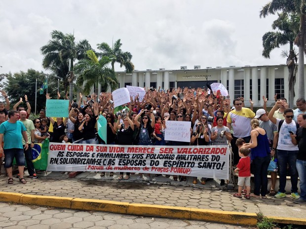 Militares e esposas fazem ato em frente à Governadoria do RN