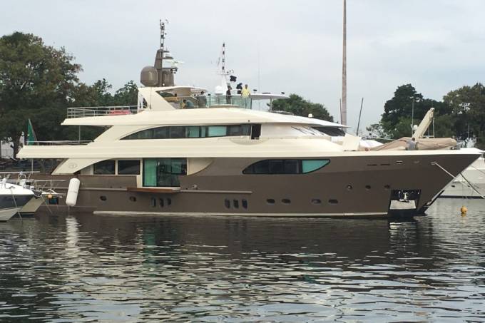 Avaliado em 30 milhões, barco de Luciano Huck fica pronto; veja foto