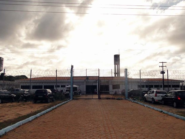 Fuzileiros navais fazem revista na penitenciária de Parnamirim