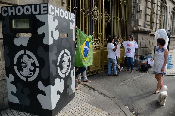 Familiares de policiais militares bloqueiam quatro batalhões da PM no Rio