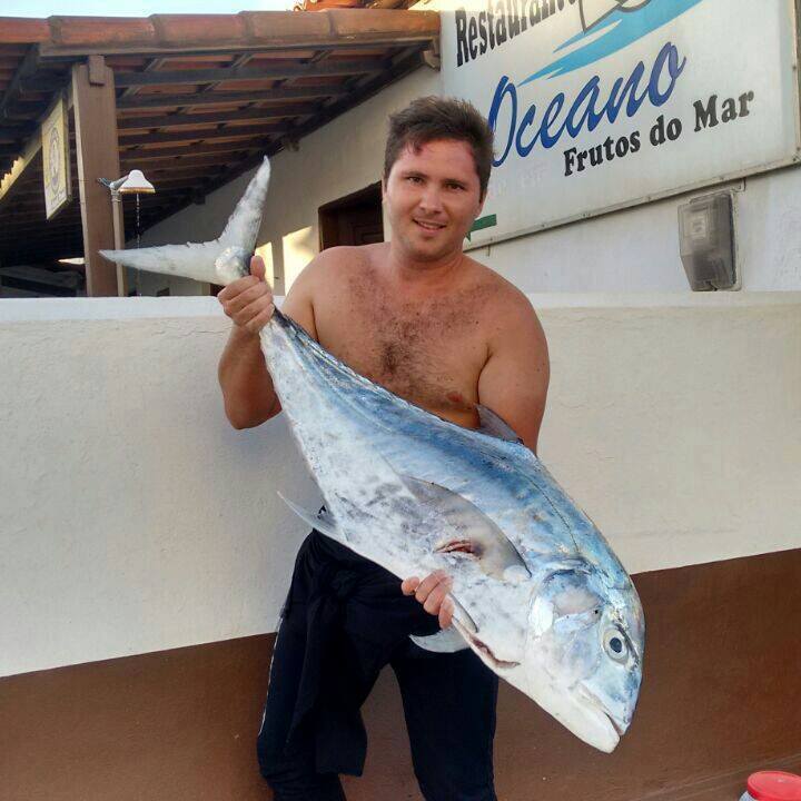 Corpo do mergulhador Joumar Andrade de Macedo, que se afogou em alto mar, é resgatado