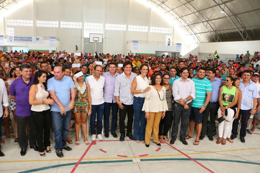 Governo investe R$ 2 milhões no Microcrédito do Empreendedor e autoriza construção de casas na Nova Barra de Santana