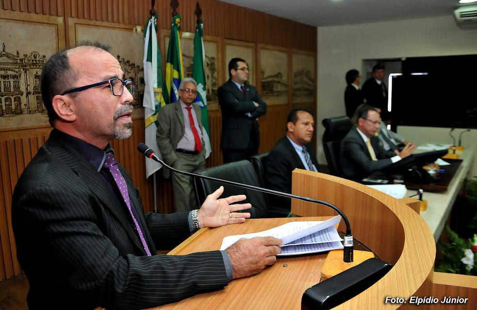 Pedido de impeachment de Carlos Eduardo é discutido na CMN