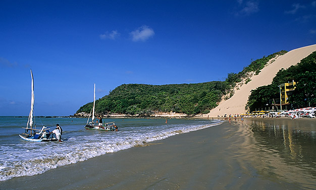 Ponta Negra, em Natal (RN), está na lista das 12 praias brasileiras mais preferidas por solteiros, segundo o Extra