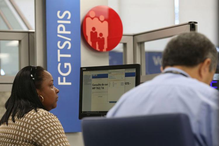 Saque do FGTS inativo começa amanhã para 4,8 milhões; agências abrem mais cedo