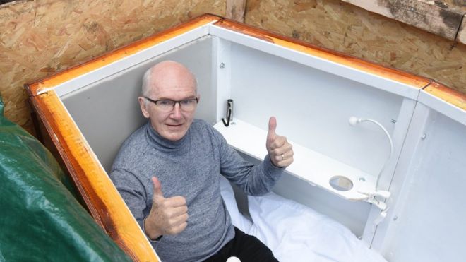 Irlandês se enterra vivo e transmite impressões de dentro do túmulo pelas redes sociais