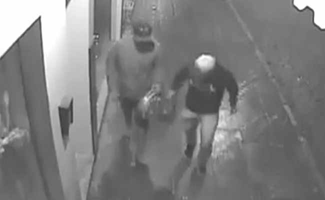Assaltantes armados invadem casa e obriga vítima a ajudá-los no roubo