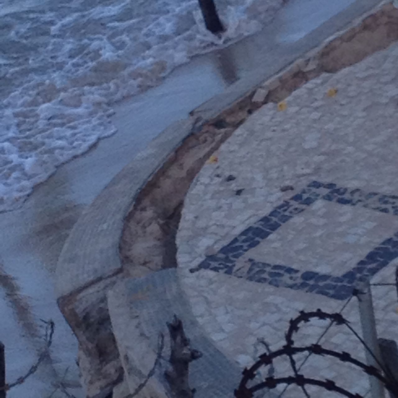 Maré alta destrói parcialmente calçadão da praia da Redinha; SEMOV promete avaliar os danos nesta quarta-feira