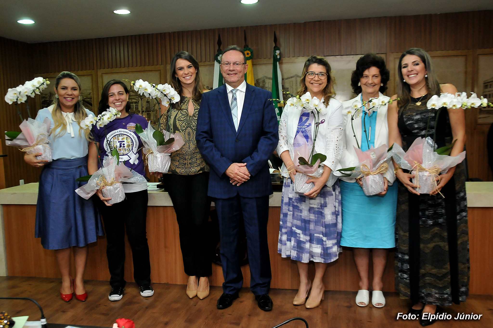 Câmara de Natal homenageia ex e atuais vereadoras com a "Comenda Júlia Alves Barbosa"