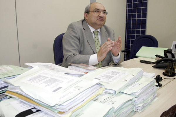 Juiz Carlyle condena ex-servidora e advogado que se apropriaram de cerca de R$ 90 mil de valores judiciais, mas a dupla não vai ficar presa