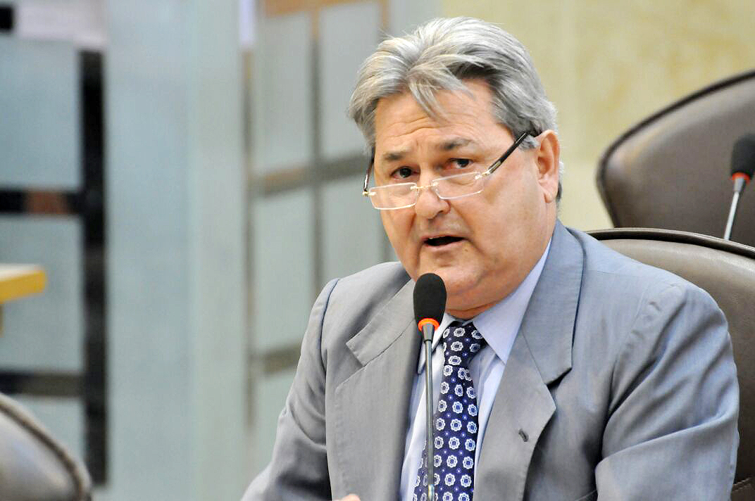 Deputado diz que gestão do PT em Currais Novos  fechou núcleo de saúde e não paga piso dos professores
