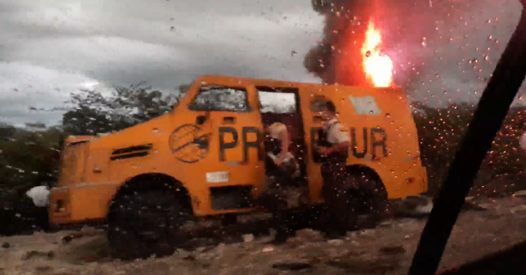 Vergonha total: vídeo mostra populares pegando do chão dinheiro do carro forte explodido por marginais