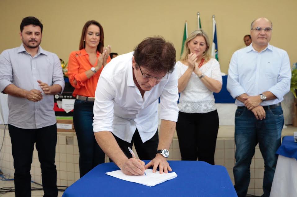 Governo assina contratos de inclusão produtiva e acesso à água para municípios do Oeste no RN