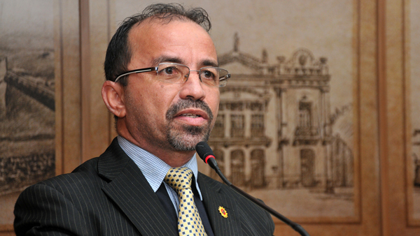 Vereador Sandro Pimentel entra na justiça para anular projeto que mexe nos recursos de aposentadoria dos servidores