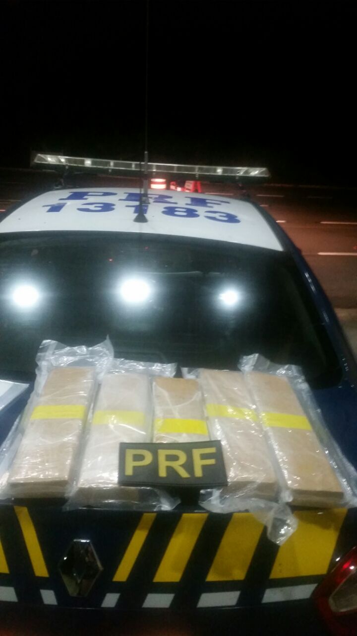 PRF apreende sete quilos de maconha prensada e prende casal que iria entregar a droga na Cidade Satélite