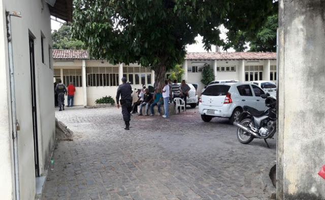 Menores infratores fogem pelo muro da frente do CIAD da Cidade da Esperança