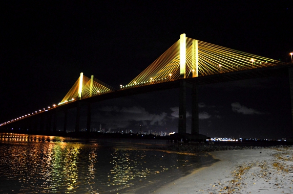 Monumentos iluminados com a cor amarela alertam sobre acidentes de trânsito; pilotagem consciente será tema de palestra neste sábado