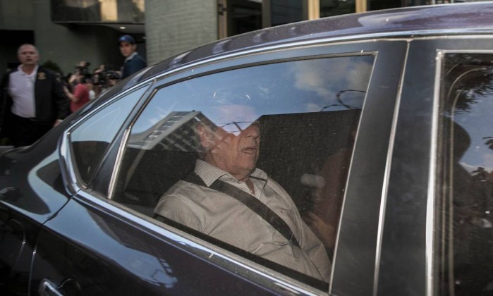 Dirceu fica em Curitiba e pede pizza em sua primeira noite livre; ex-ministro pode ficar fora da cadeia ao menos até o fim do ano