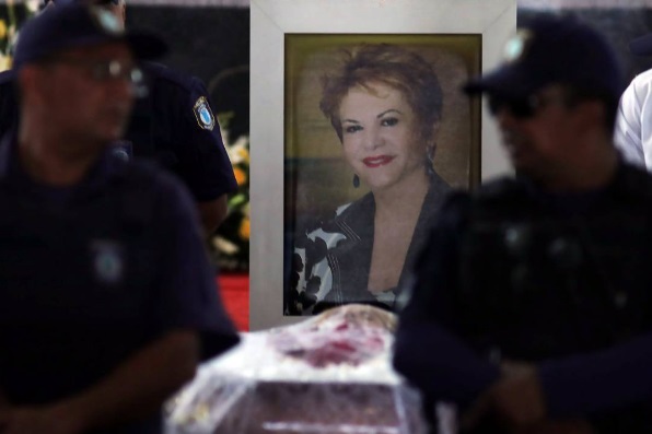 Missa de corpo presente de Wilma de Faria lota Catedral