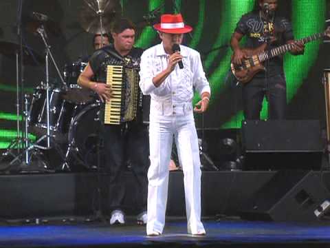 [VÍDEO] Alcymar Monteiro para show na Bahia após homem atirar pedras no palco