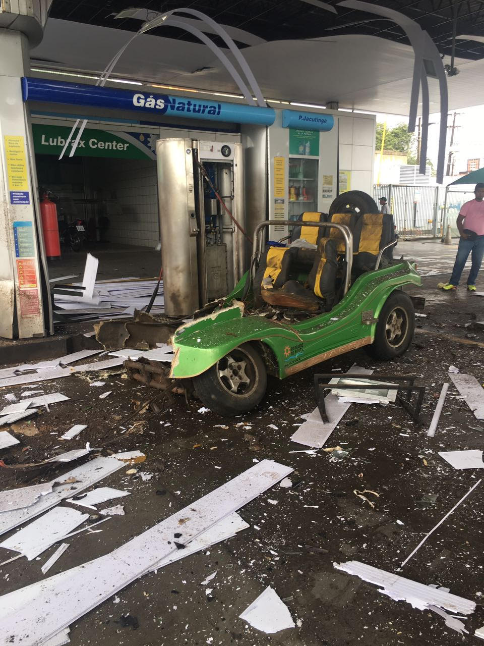 Buggy explode em posto de combustíveis na zona Sul de Natal