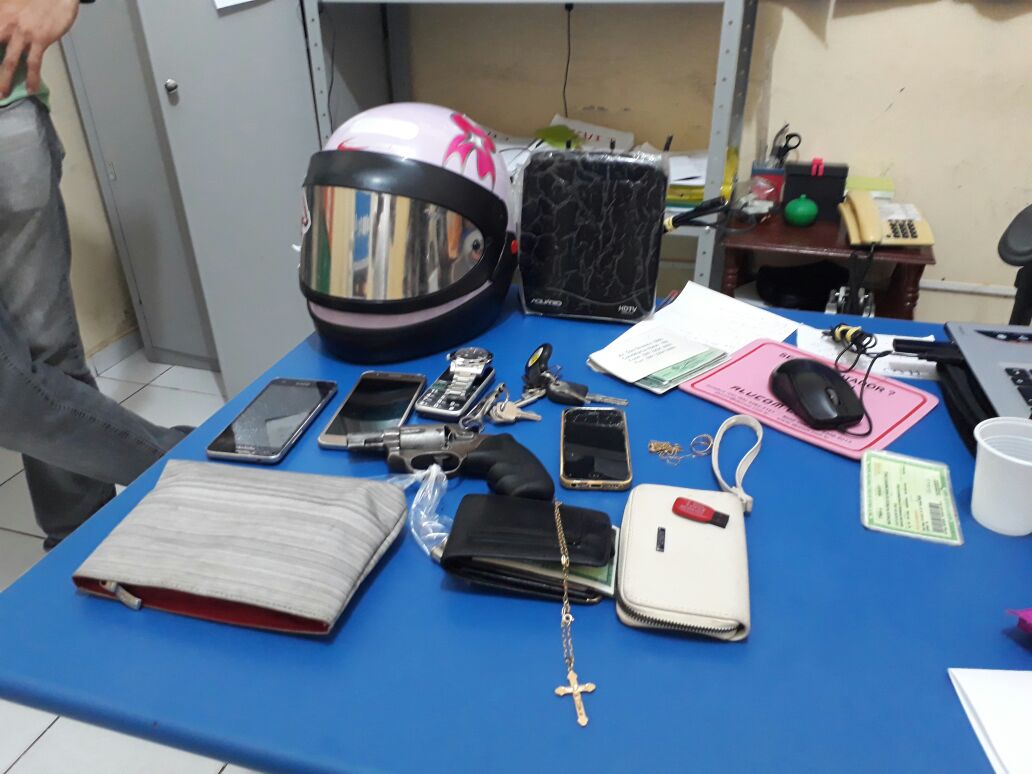Ação conjunta prende dupla e apreende adolescente com arma em veículo no bairro Lagoa Seca