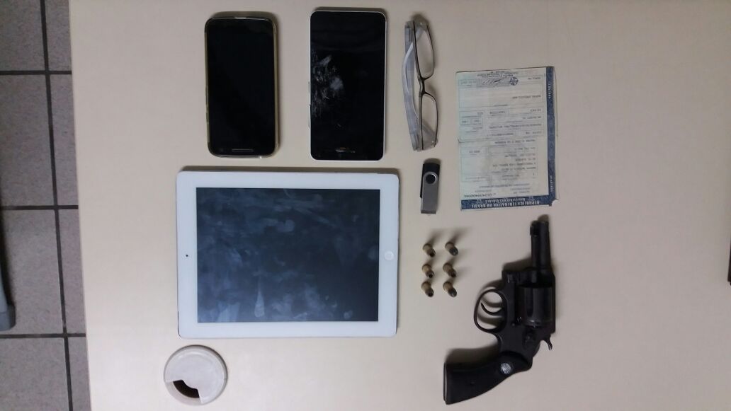 Polícia prende grupo com revólver em automóvel na Avenida Prudente de Morais