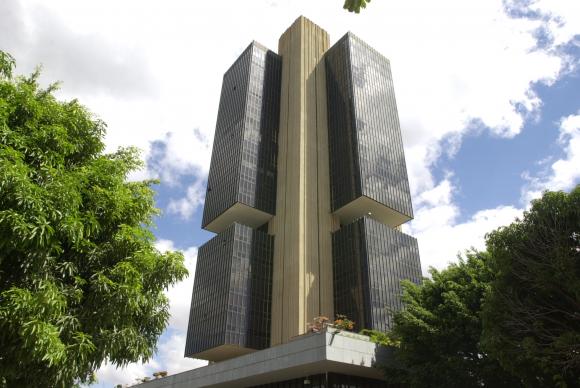 Juros do cheque especial subiram para 322,2% ao ano em junho