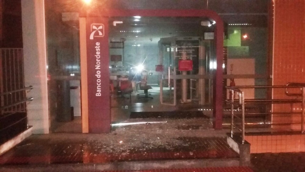 Criminosos tentam explodir caixa de banco na Grande Natal