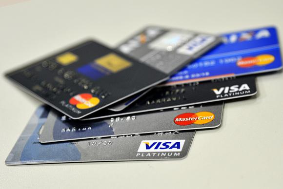 Uso de cartões de crédito e débito sobe, enquanto o de cheques cai, diz Banco Central