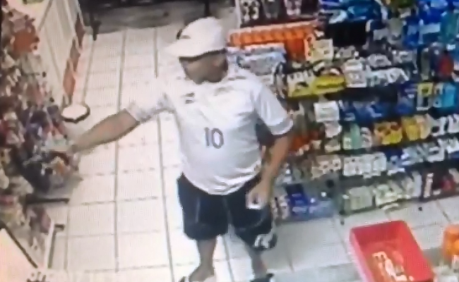 Vídeo mostra assaltante agindo em farmácia da zona Oeste de Natal; confira