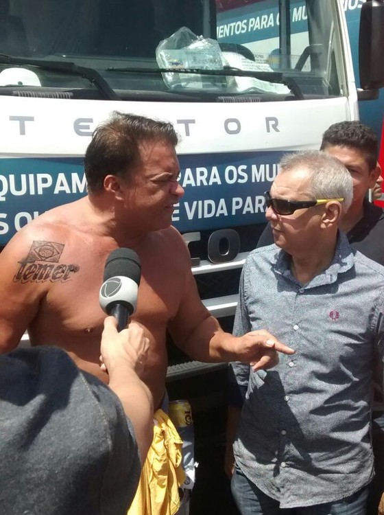 [Homenagem] Deputado federal tatua o nome de Temer no ombro