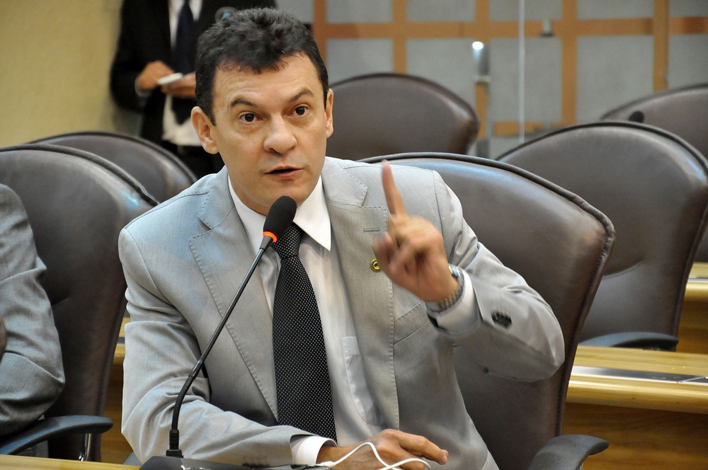 Deputado Dison Lisboa recebe tornozeleira e deixa Comando Geral da Polícia Militar