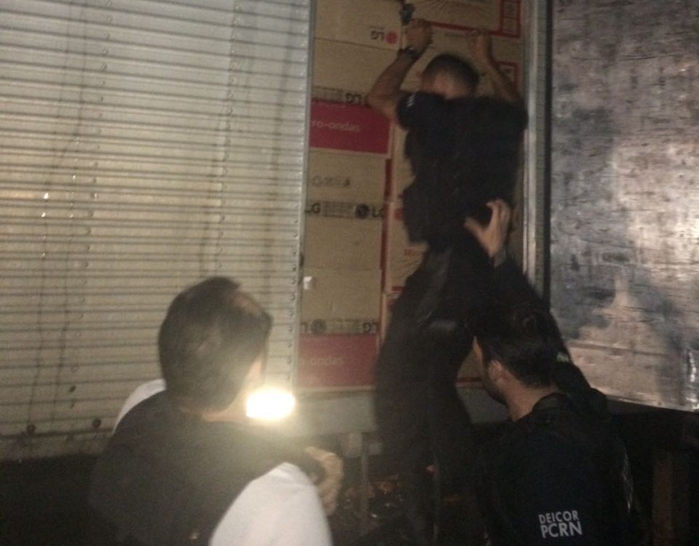 Polícia apreende carreta na Grande Natal com centenas de micro-ondas roubados