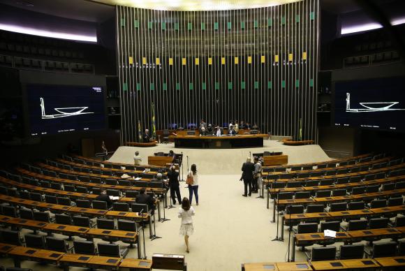 Por falta de quórum, 1ª sessão para contar prazo da defesa de Temer é adiada