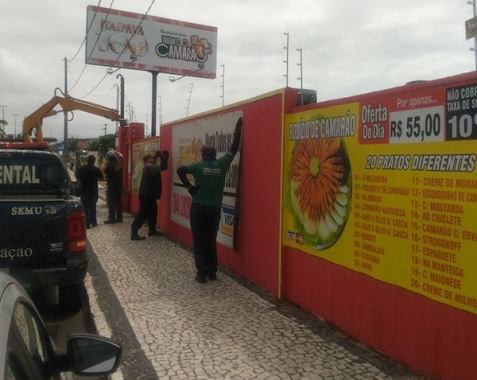 Semurb remove publicidade irregular da área ‘non aedificandi’ de Ponta Negra