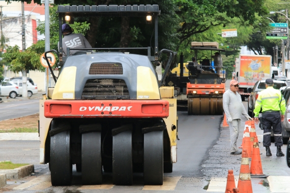 Avenida Prudente de Morais começa a receber novo asfalto