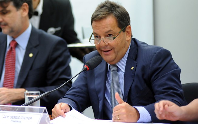Relator lê parecer de denúncia contra Temer na CCJ da Câmara