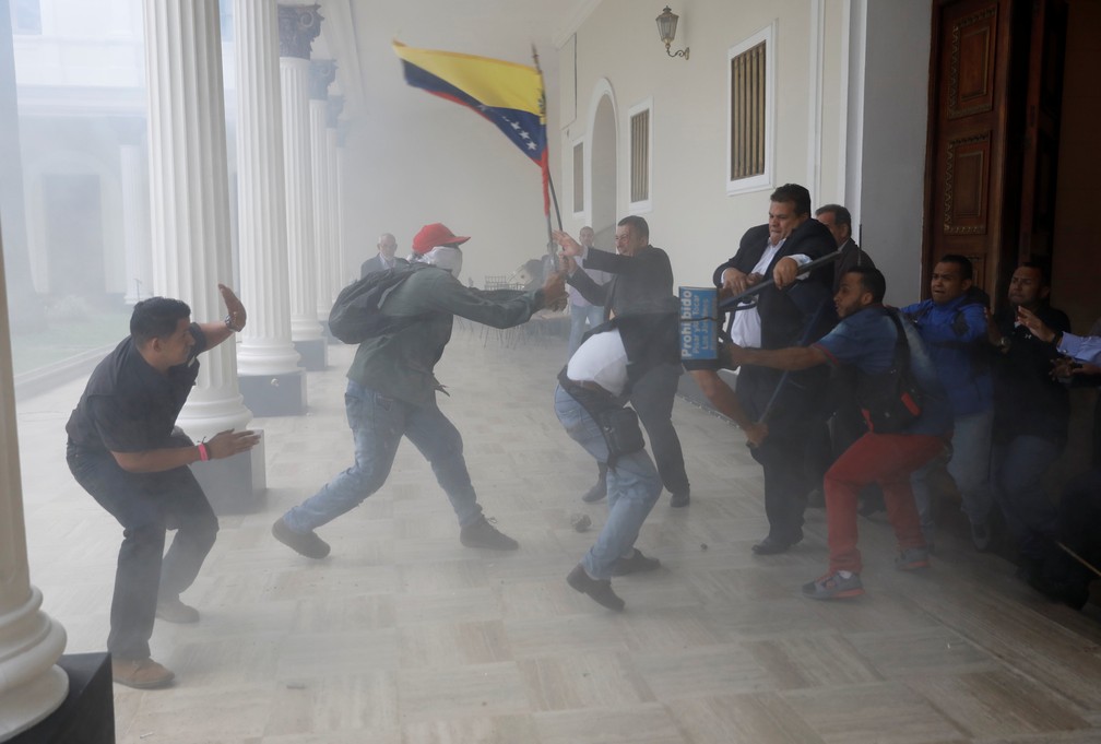 Parlamento da Venezuela é invadido e deputados ficam feridos