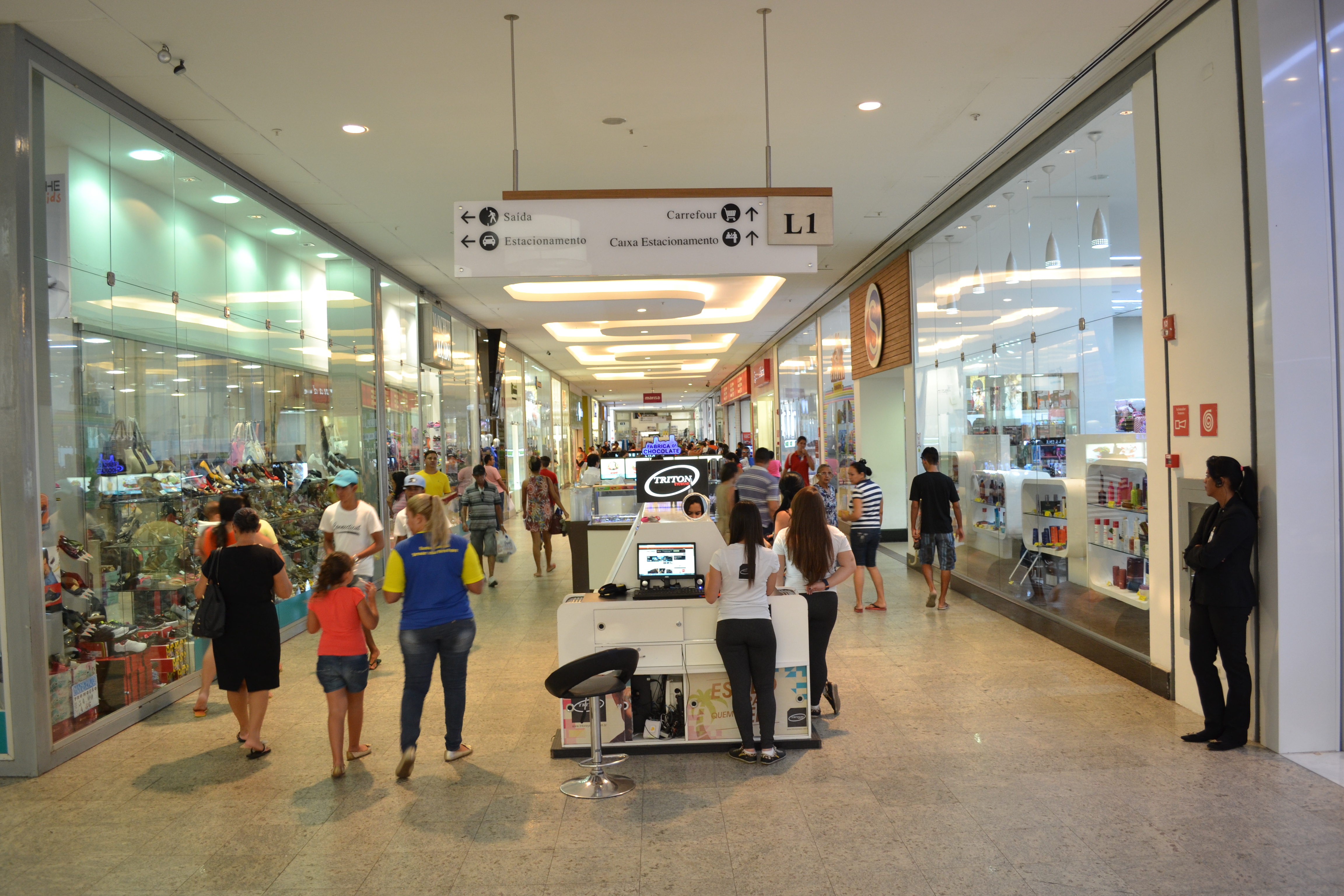 OS RETARDATÁRIOS: Compras de última hora aquecem comércio no Dia dos Namorados
