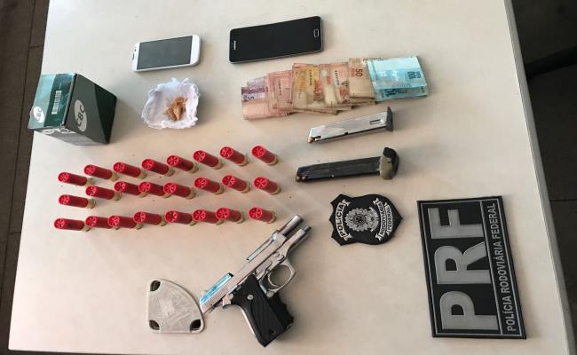 Dois homens são presos com arma, munições e droga em Macaíba