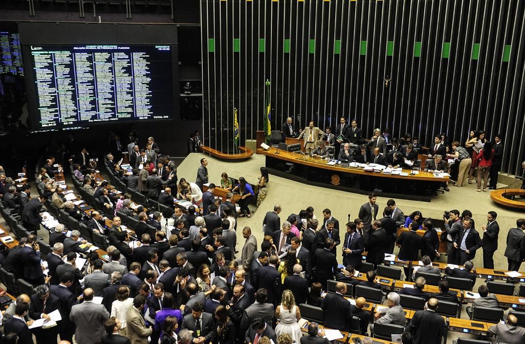 Comissão aprova PEC que prevê fim das coligações eleitorais